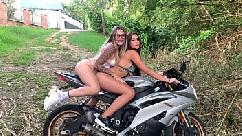 Sara y su amiga se ponen cachondas con motocicleta y tiene un orgasmo